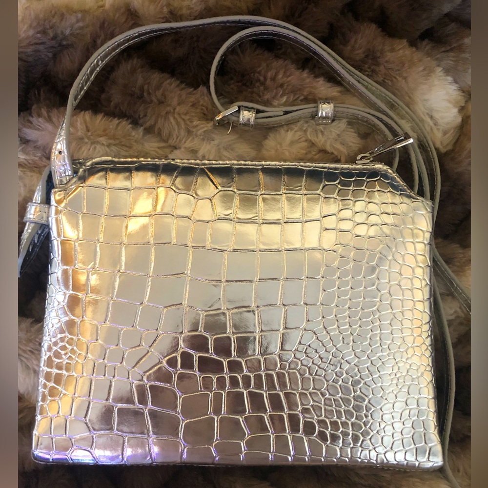 A NEW DAY NWOT EMBOSSED SILVER CROSSBODY WITH ADJUSTABLE STRAP